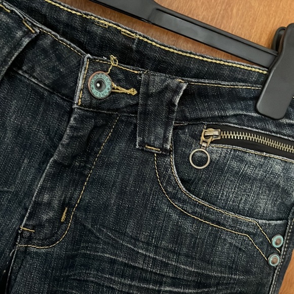 Low-rise dark washed denim capri - Picture 3 of 3